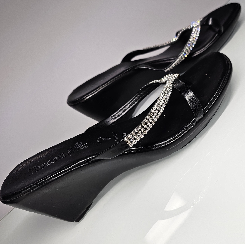 Elegant Black Wedge Sandals with Toe Straps - Picture 2 of 4